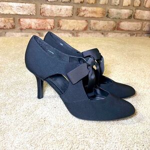 Black heel pumps with a ribbon bow